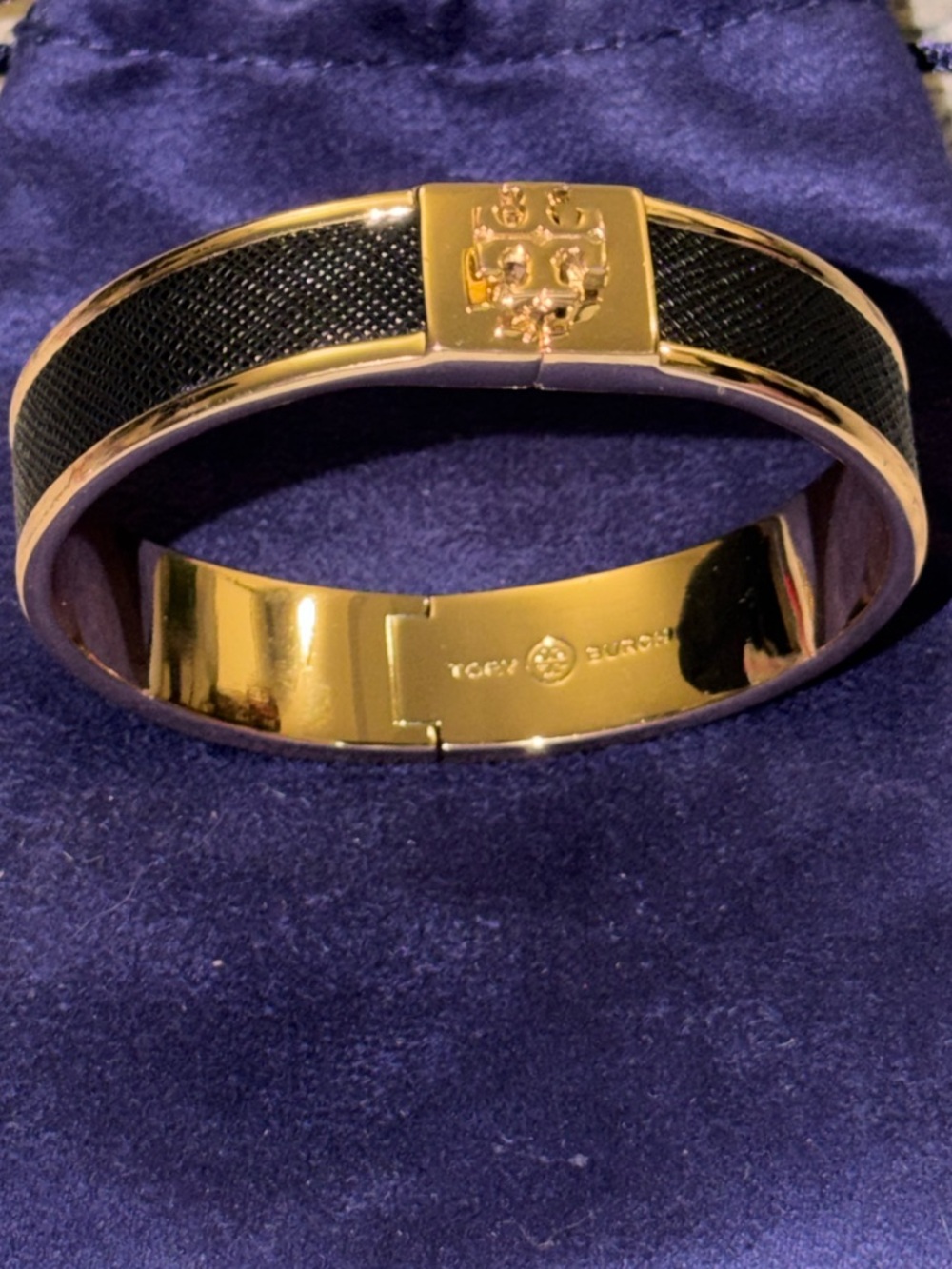 TORY BURCH Gold & Black Enamel Leather Hinged Bangle with Signature 3D Gold Logo - Picture 4 of 5